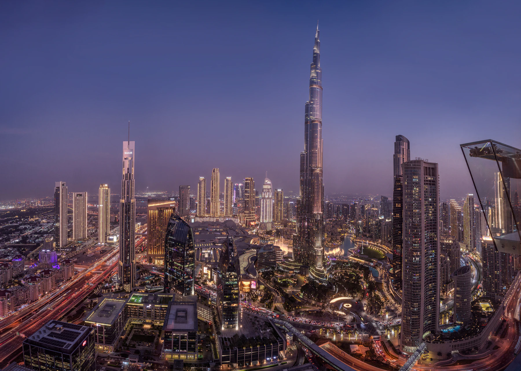 Landscape view of Dubai’s skyline and Burj Khalifa at dusk